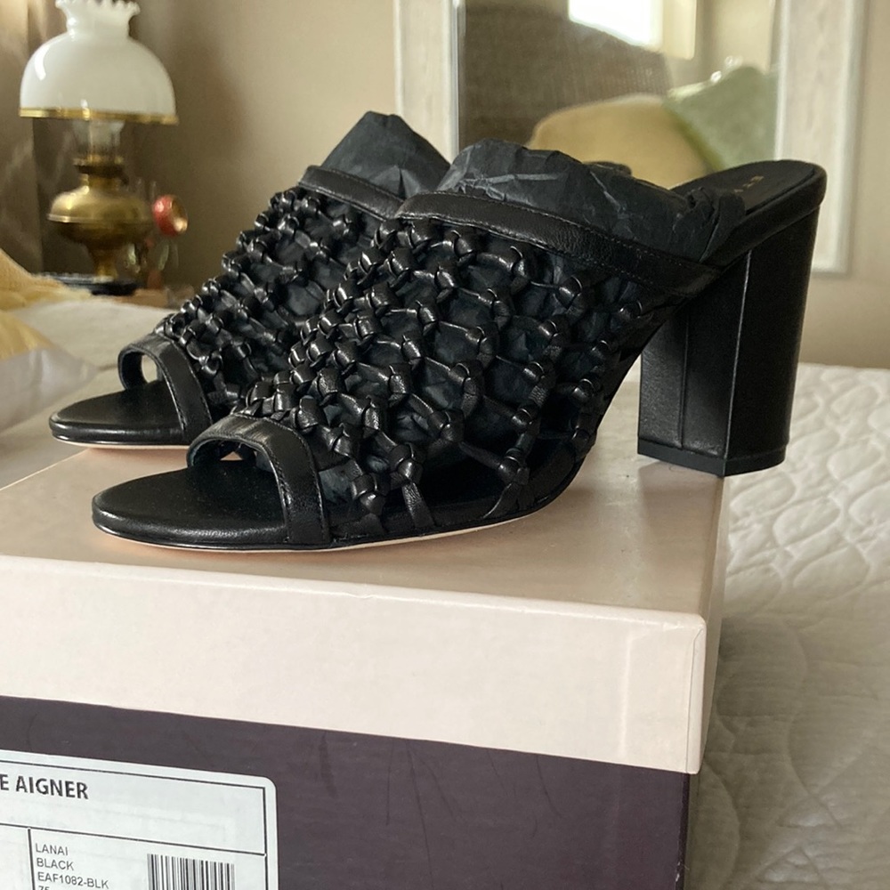 Etienne Aigner  7.5 New never worn. Black 3.5 in heel